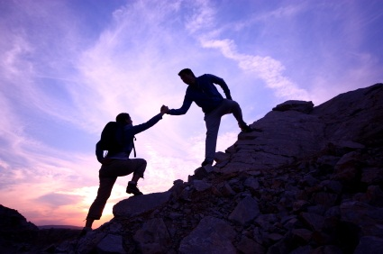 man helping woman up cliff how to lose 20 lbs