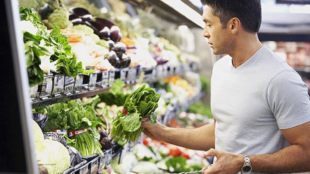 man buying healthy foods loose skin after losing weight