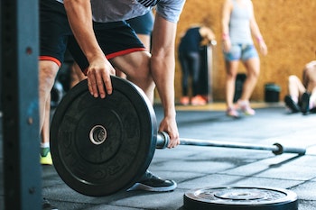 measuring workout intensity man with freeweights
